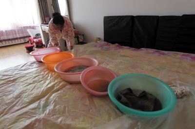 珲春楼上漏水，住户失联，小区没物管，业主维权难！律师来支招……